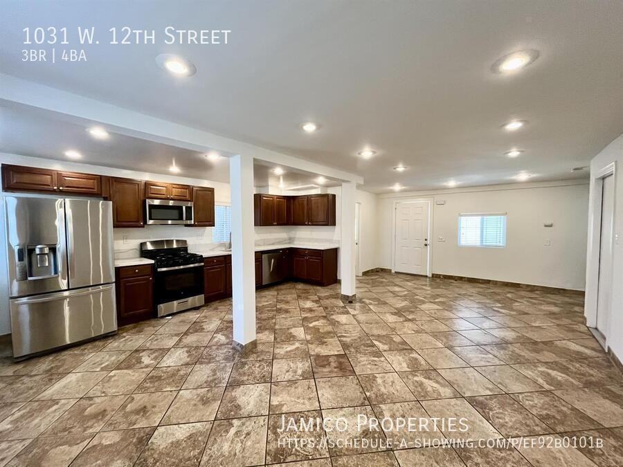 1031 W 12th St - Photo 6 of 37