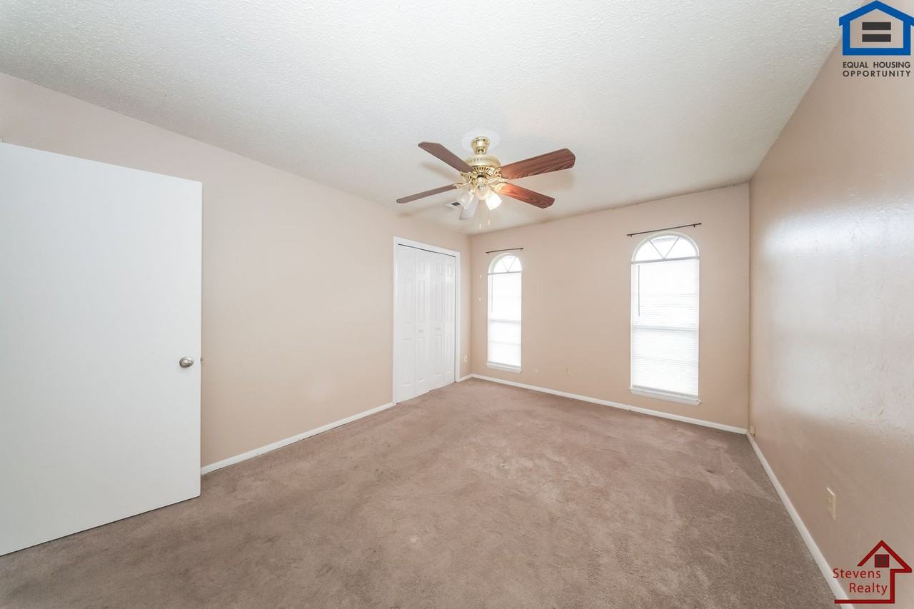 119 Se Surrey Ln - Photo 7 of 11