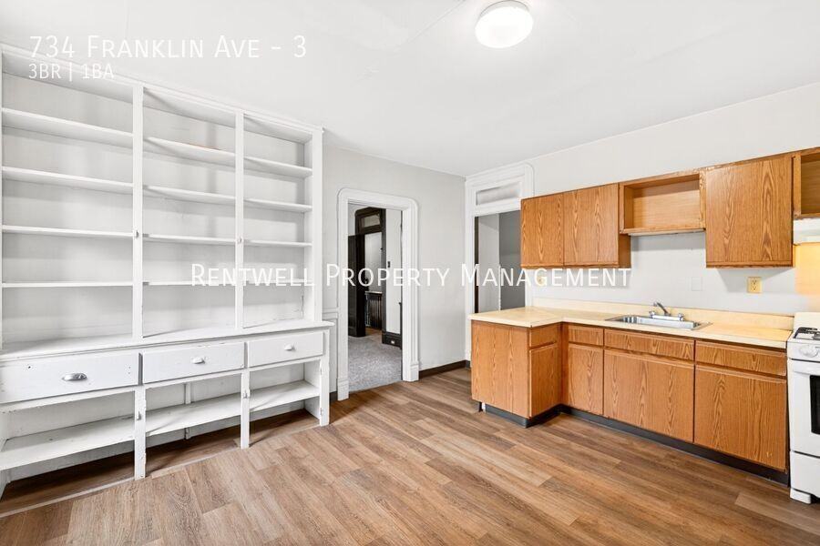 734 Franklin Ave #3 - Photo 3 of 34