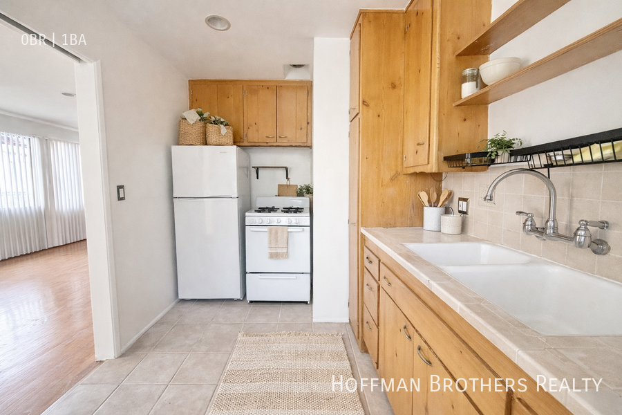 1350 N Laurel Ave #18 - Photo 2 of 4