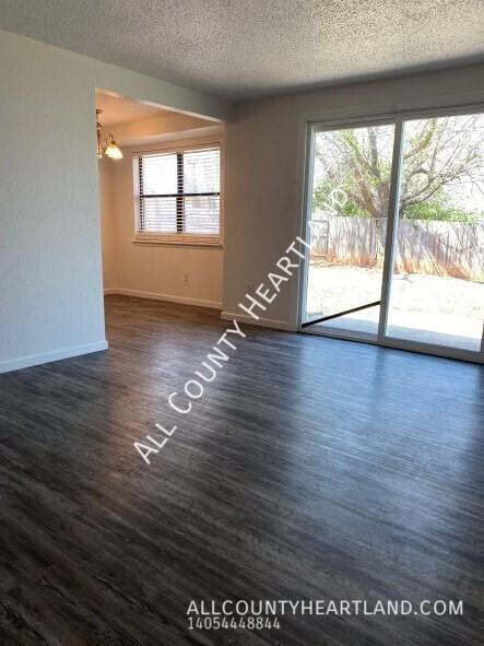 1809 Se 12th St - Photo 2 of 12