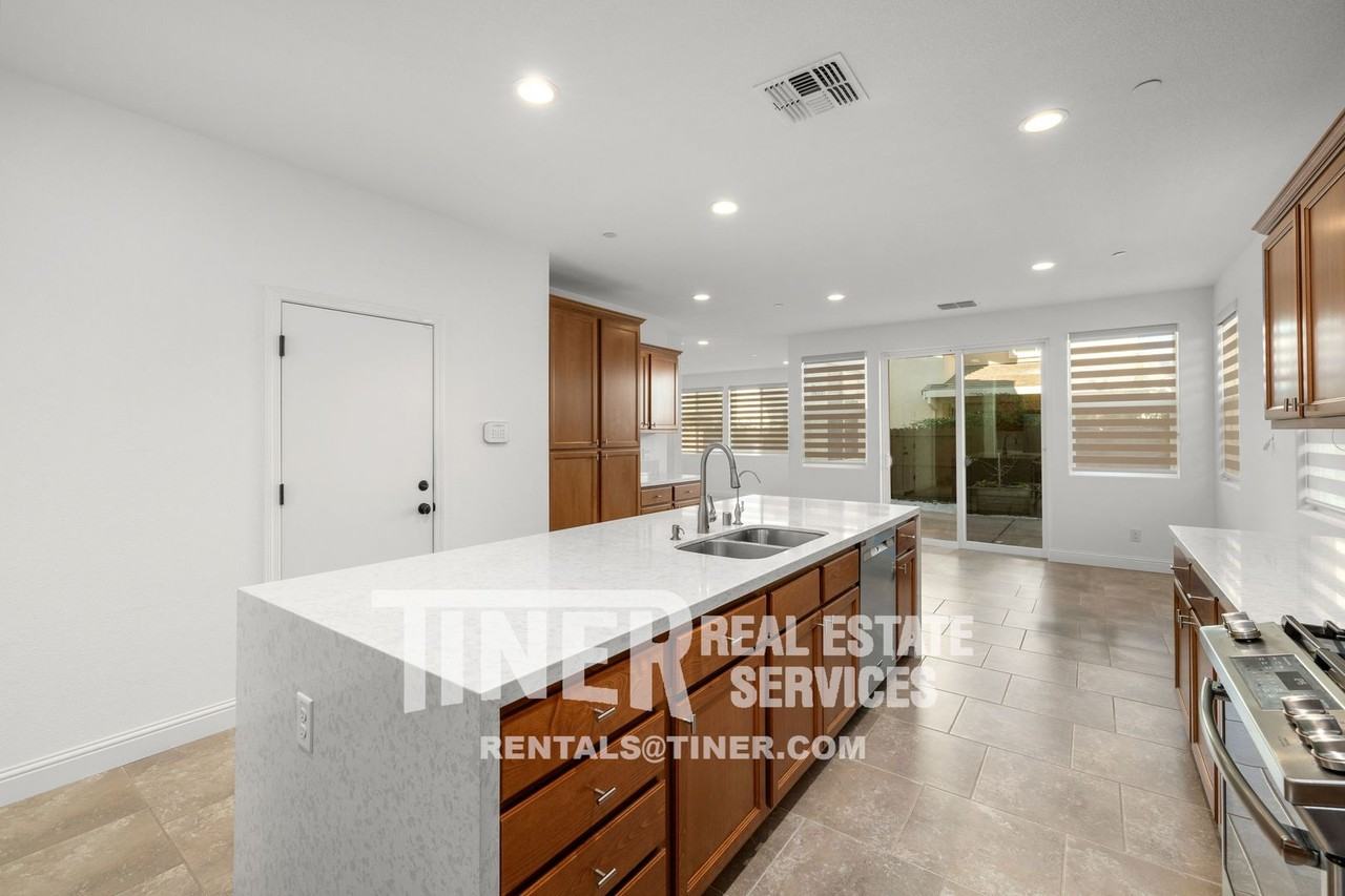 8425 Amber Valley Ln - Photo 3 of 45