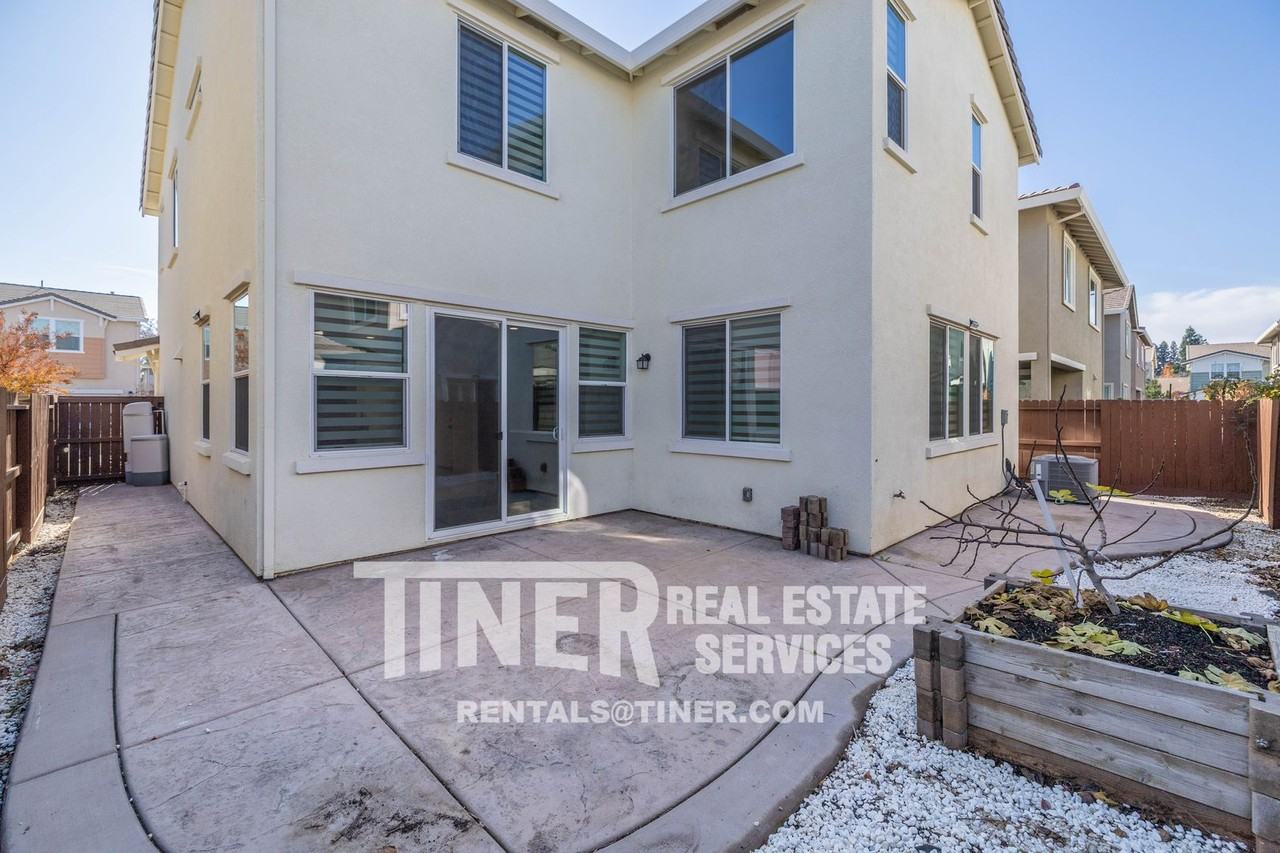 8425 Amber Valley Ln - Photo 4 of 45