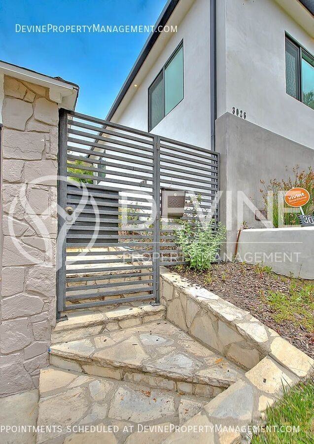 3026 Greenfield Ave - Photo 4 of 46