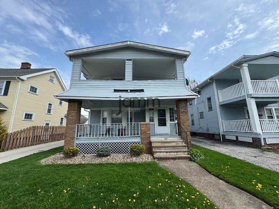 2121 Wyandotte Ave