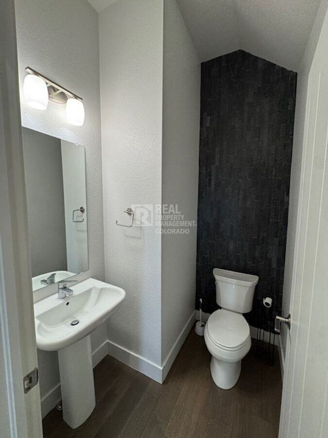 5545 Valentia St - Photo 7 of 26