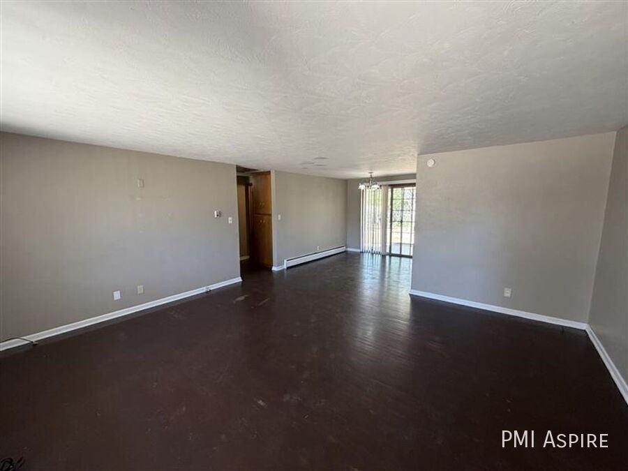 1253 Vivian St - Photo 2 of 17