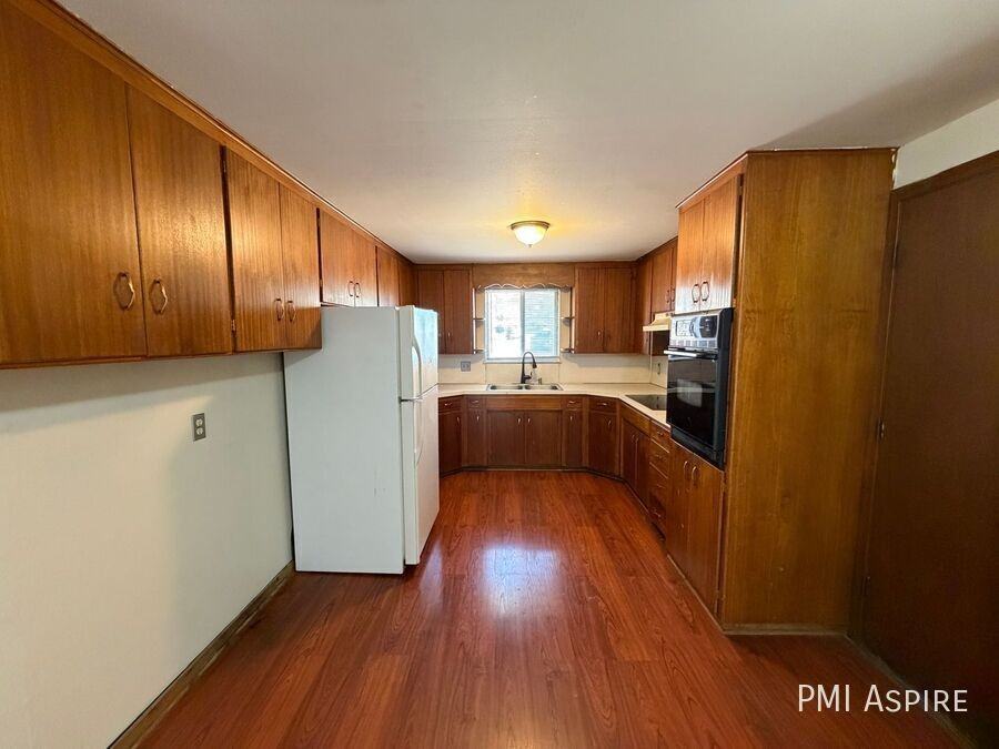 1253 Vivian St - Photo 5 of 17