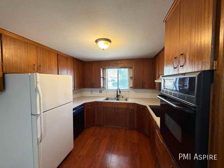 1253 Vivian St - Photo 6 of 17