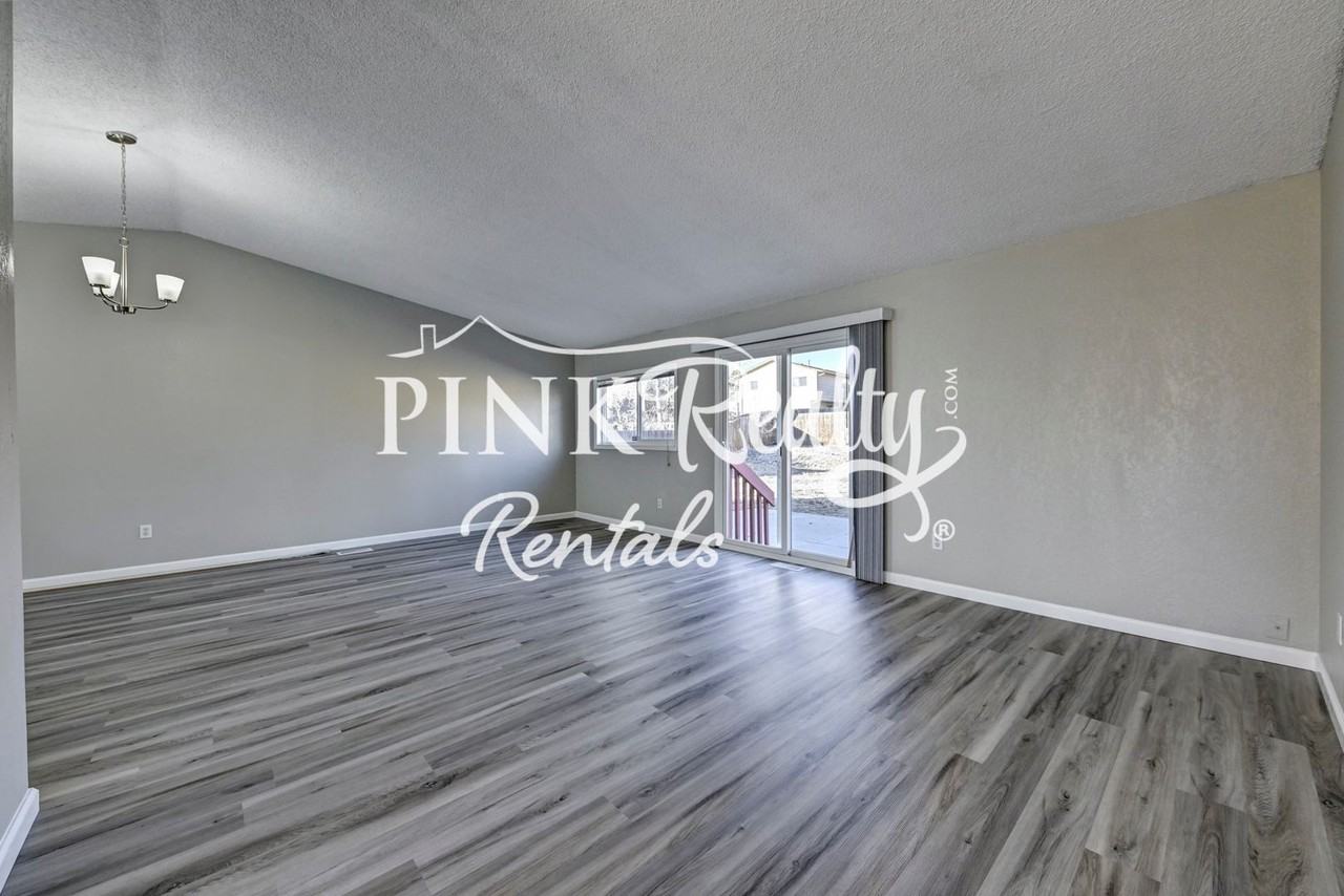 7650 Vallhalla Dr - Photo 4 of 35