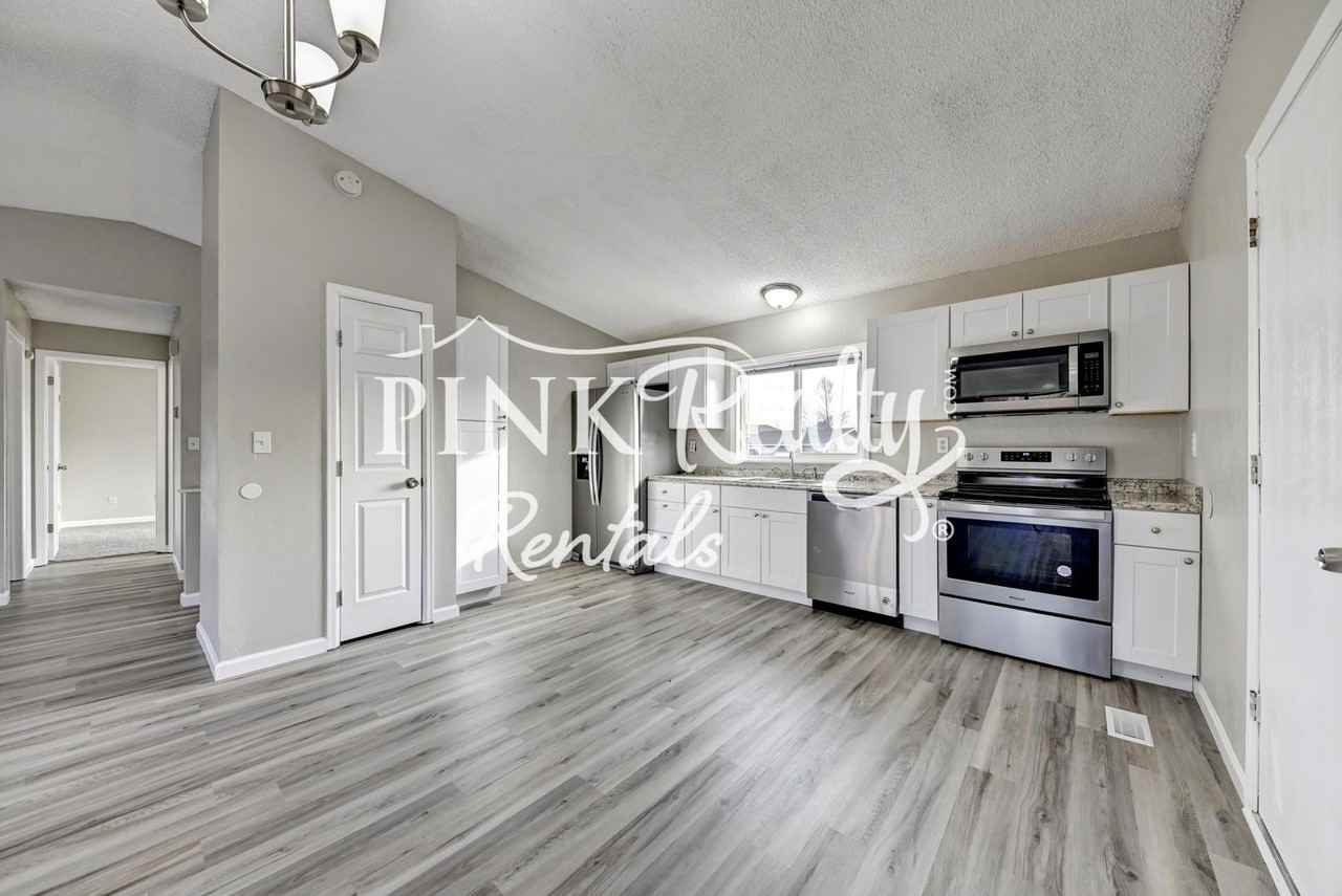 7650 Vallhalla Dr - Photo 6 of 35