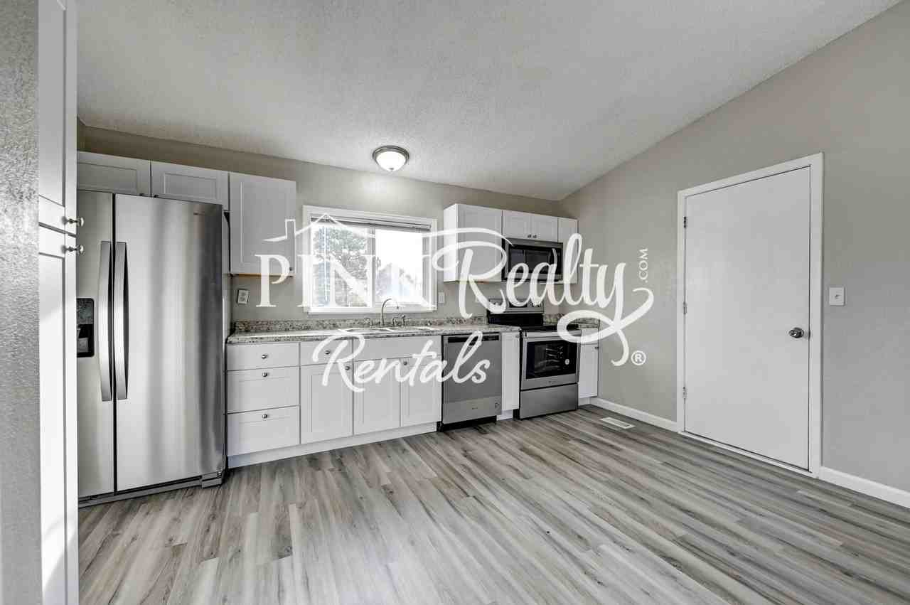 7650 Vallhalla Dr - Photo 7 of 35