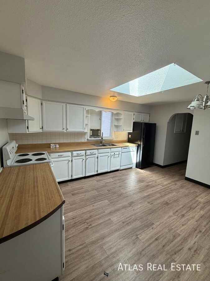 1526 Lowell Blvd - Photo 4 of 14