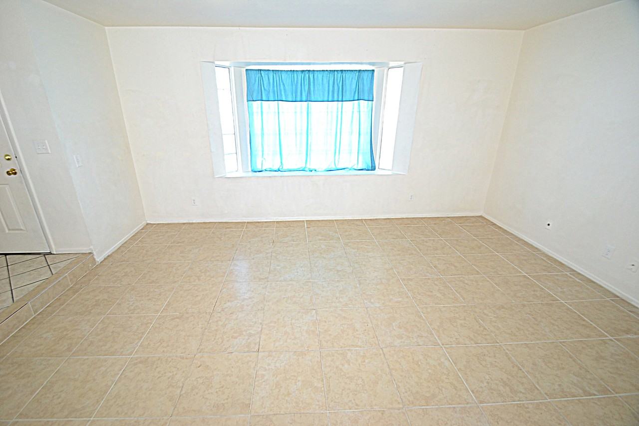 6941 W Vermont Ave - Photo 7 of 39