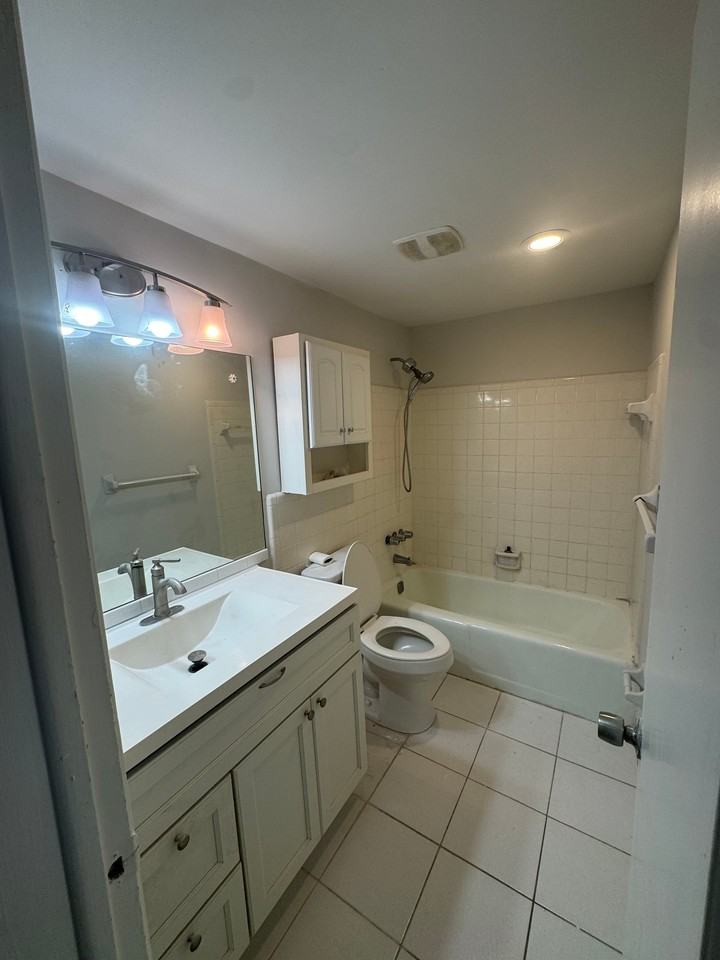 5410 Ne 22nd Ter #12 - Photo 7 of 7
