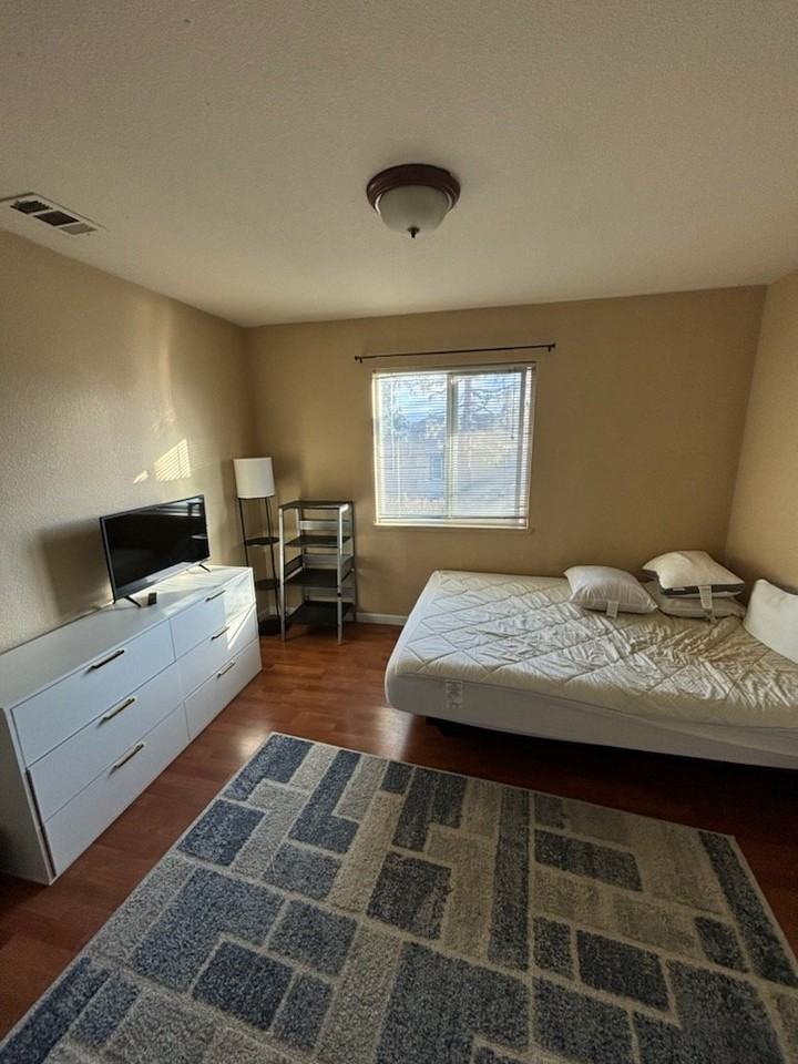 1499 Essex St - Photo 2 of 11