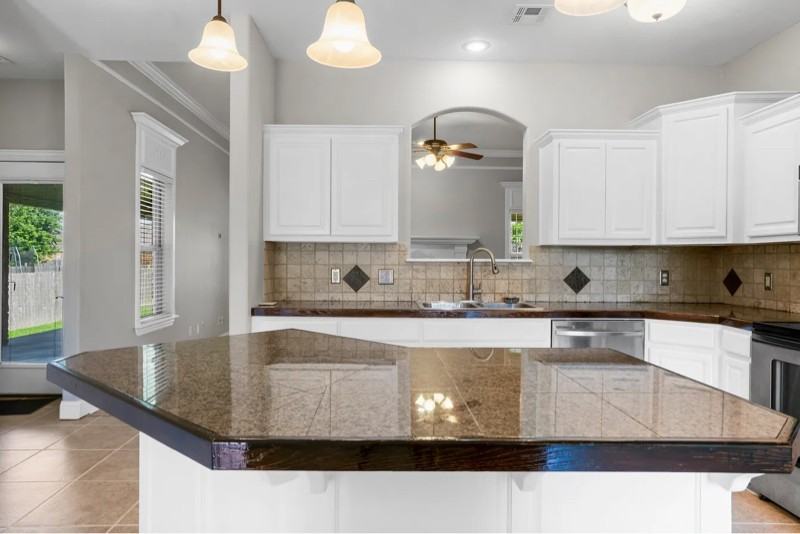 808 Herron St - Photo 5 of 25