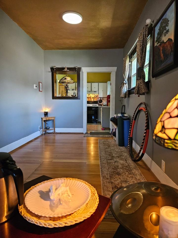 120 W 10th St - Photo 7 of 8