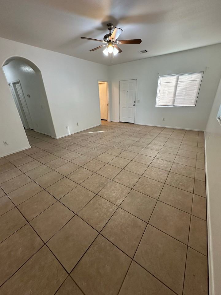 916 W Carter Rd - Photo 3 of 19