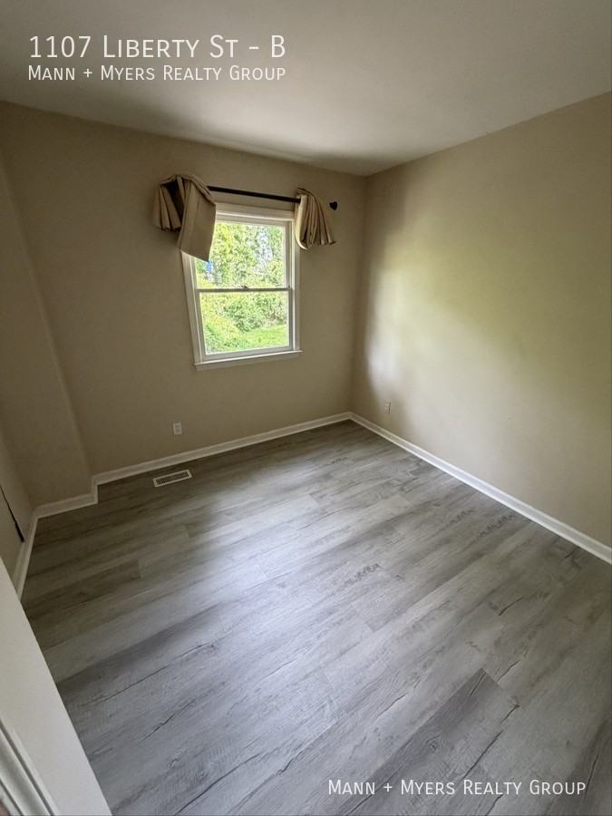 1107 Liberty St #B - Photo 3 of 10