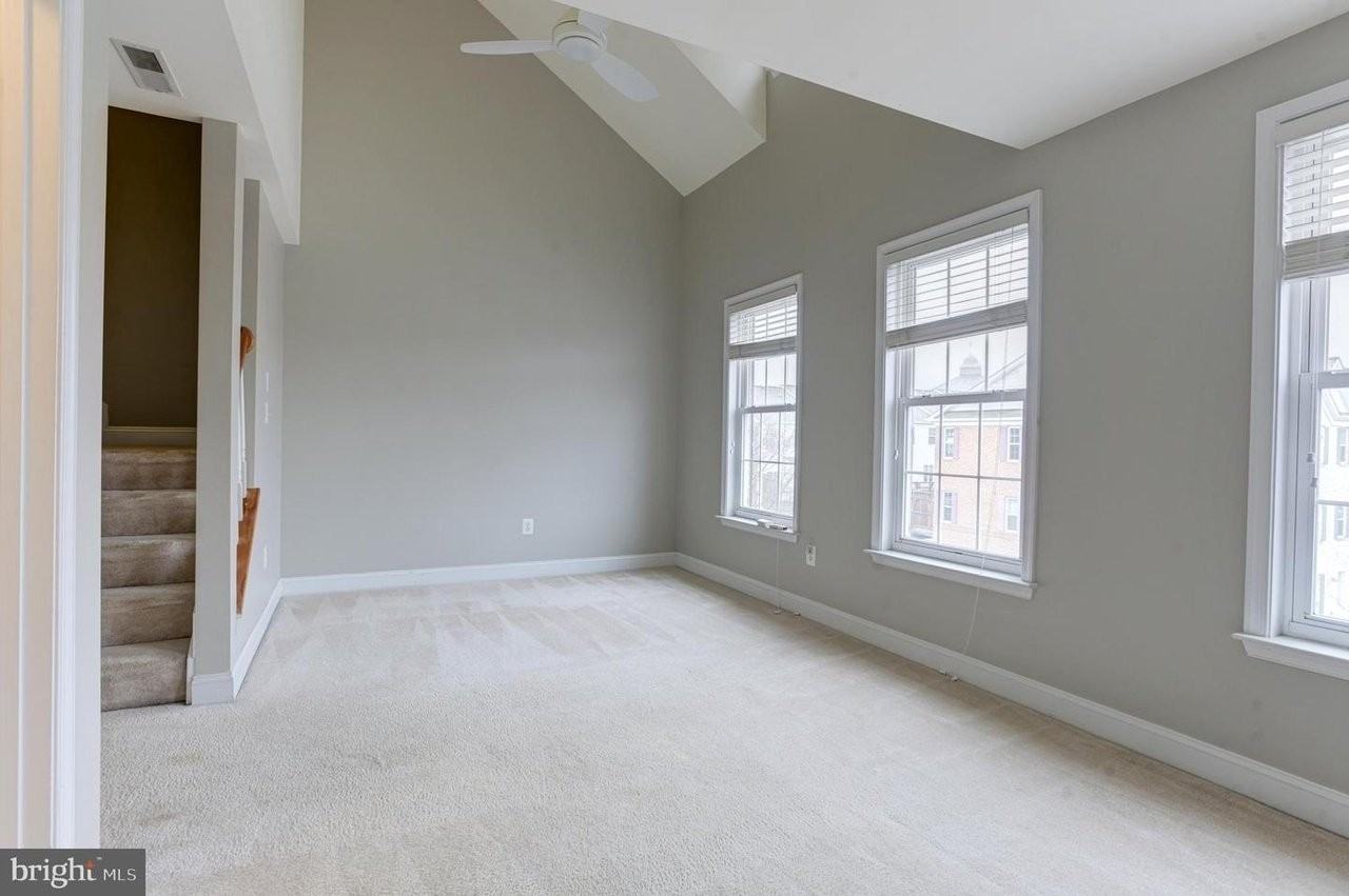 833 Ramsay St - Photo 4 of 12