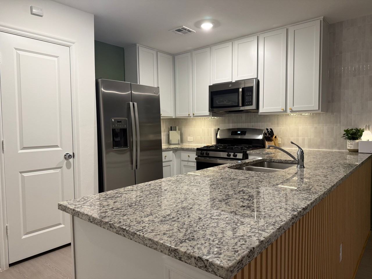 14908 Parkway Center Ave - Photo 2 of 10