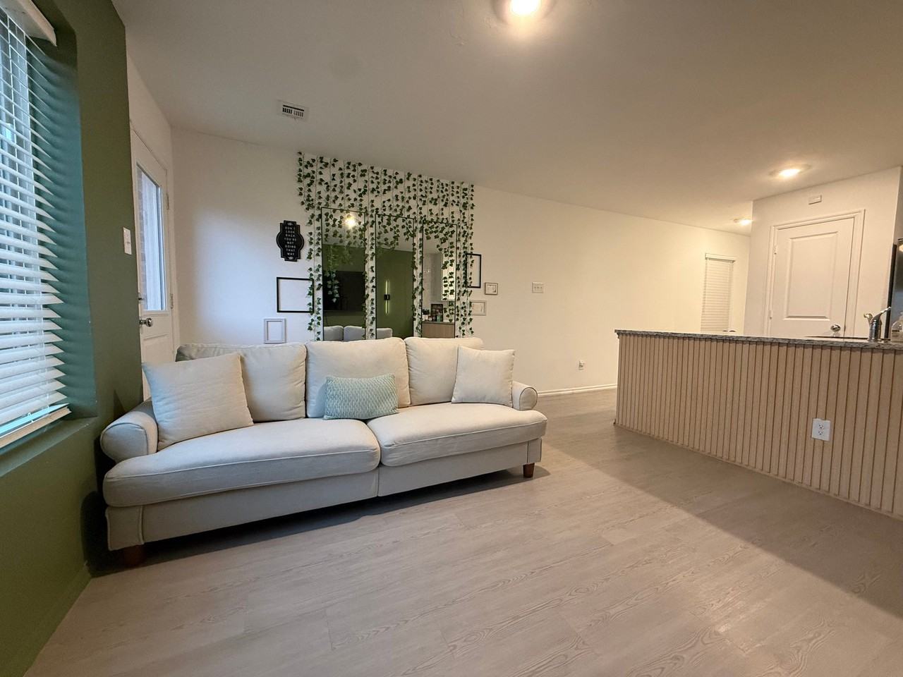 14908 Parkway Center Ave - Photo 5 of 10