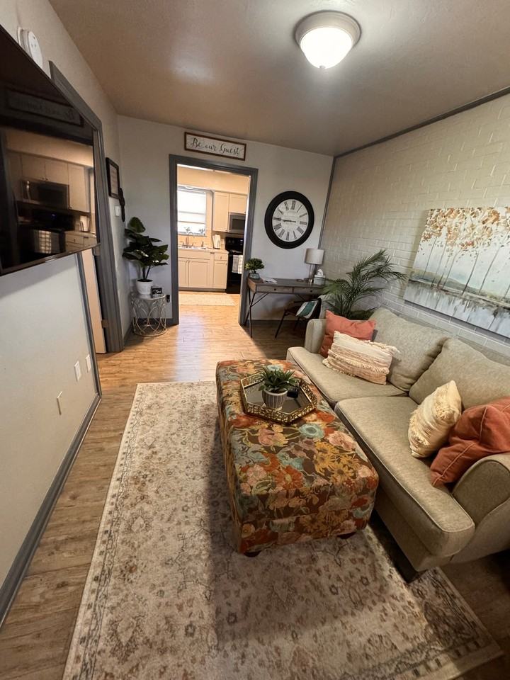 1207 W Gore Blvd #11