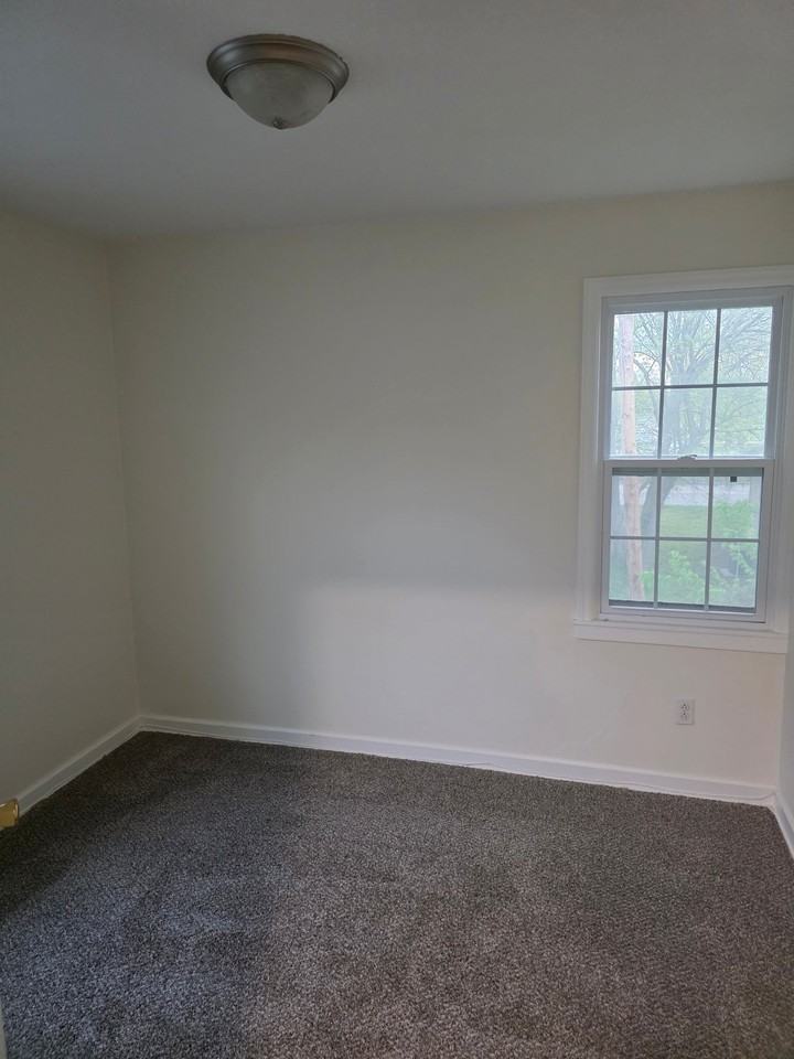 213 E Carlton St - Photo 3 of 4