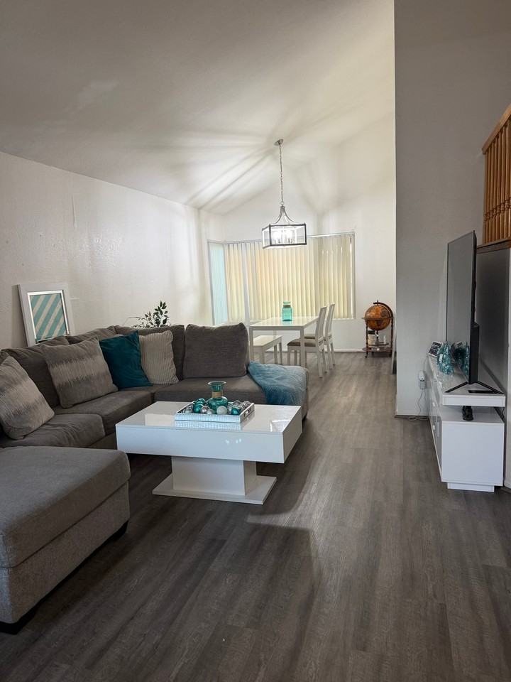 1076 Oxford Ln - Photo 2 of 7