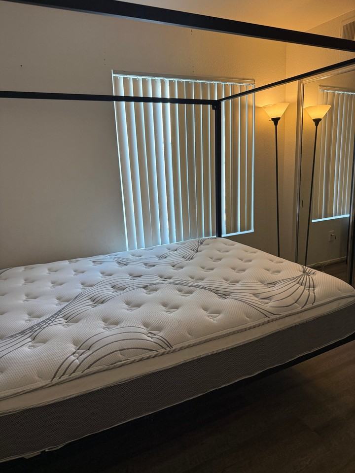 1076 Oxford Ln - Photo 3 of 7