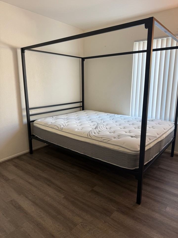 1076 Oxford Ln - Photo 4 of 7