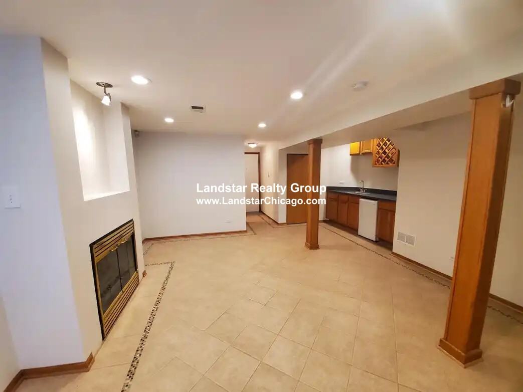 1427 N Wood St #1F - Photo 6 of 21