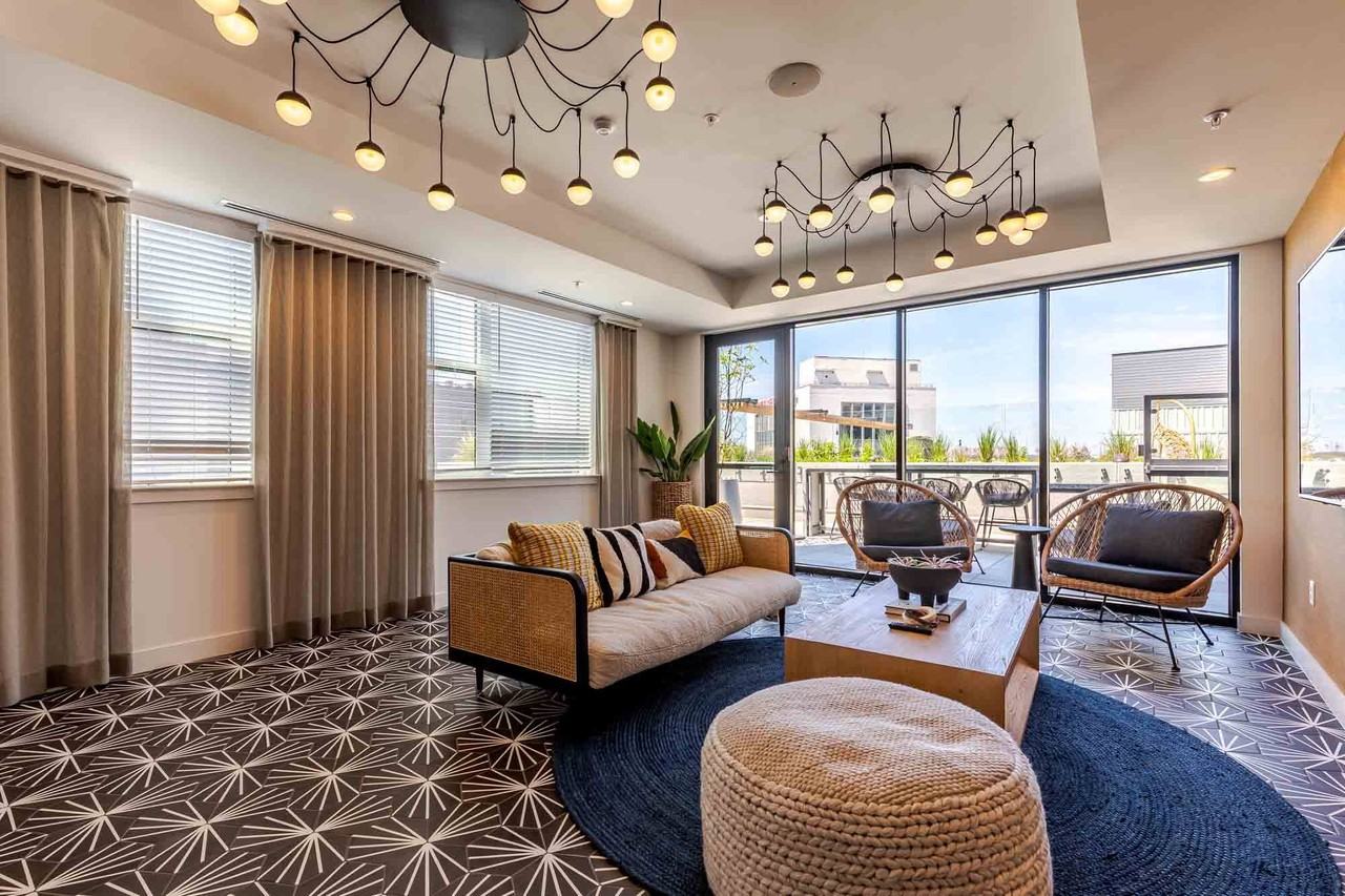 The Six - Photo 4 of 32