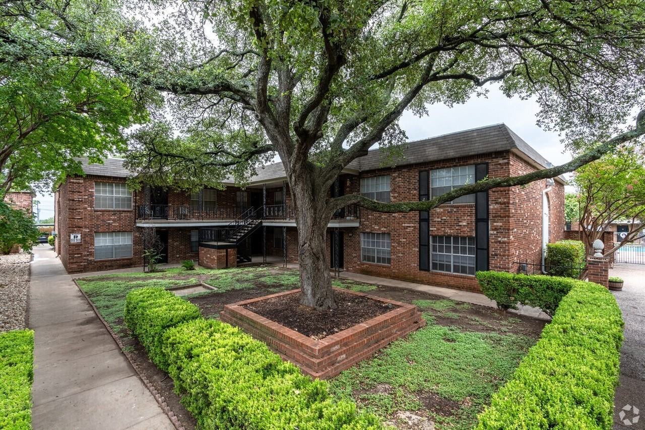 Towne Oaks II - Photo 3 of 11
