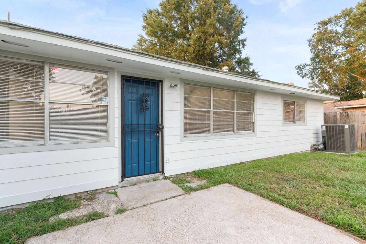 8314 Poplar Ridge Ln - Photo 4 of 20