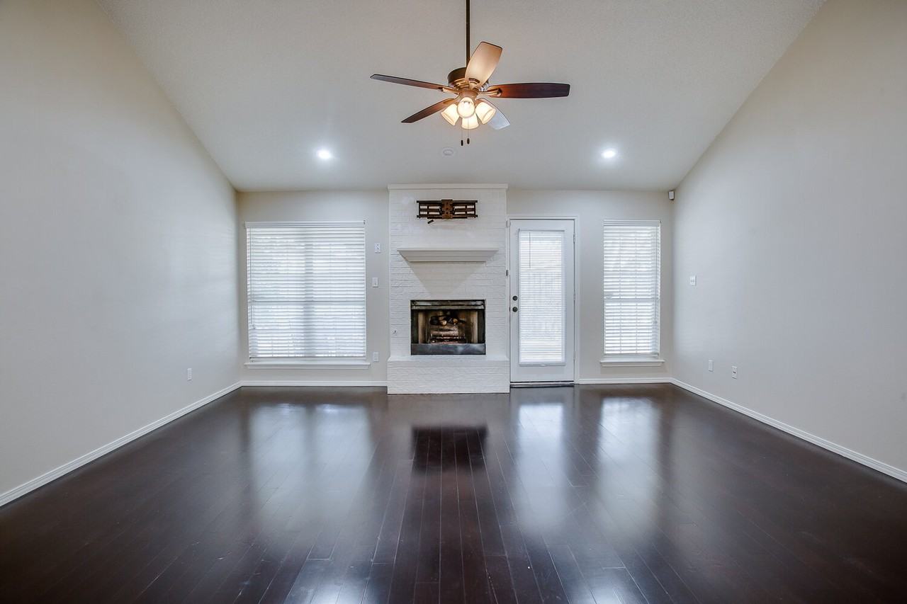 142 Utica Ave - Photo 4 of 21