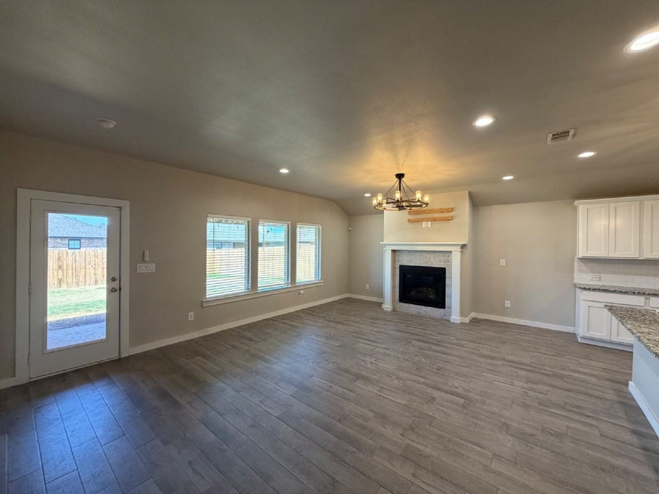 328 Ranger St - Photo 4 of 15