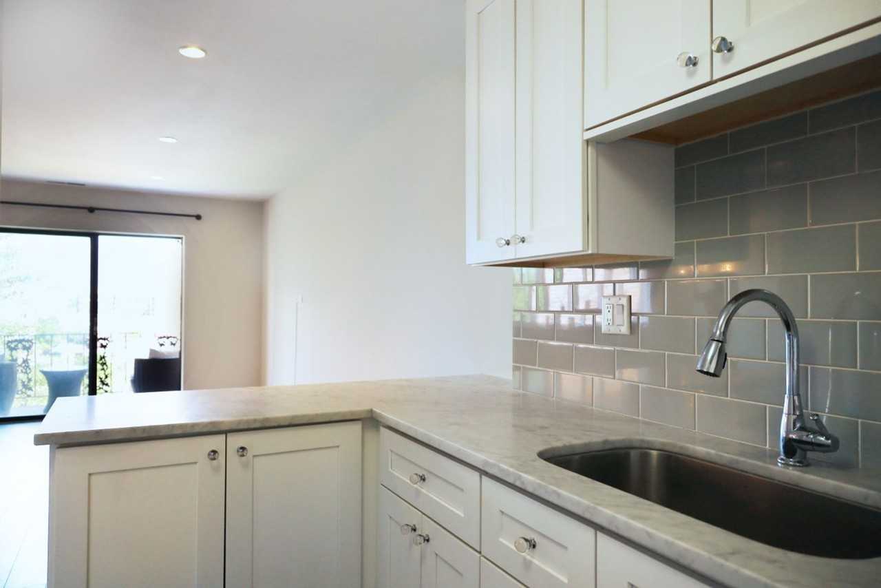 434 Clinton Pl - Photo 3 of 10