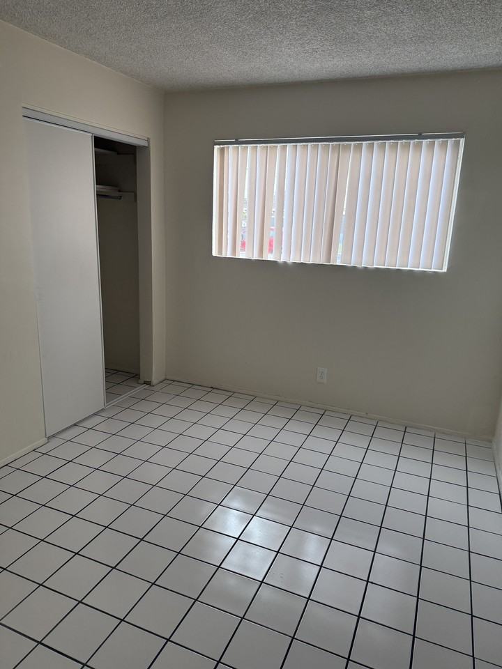 752 South G Street - Photo 2 of 10