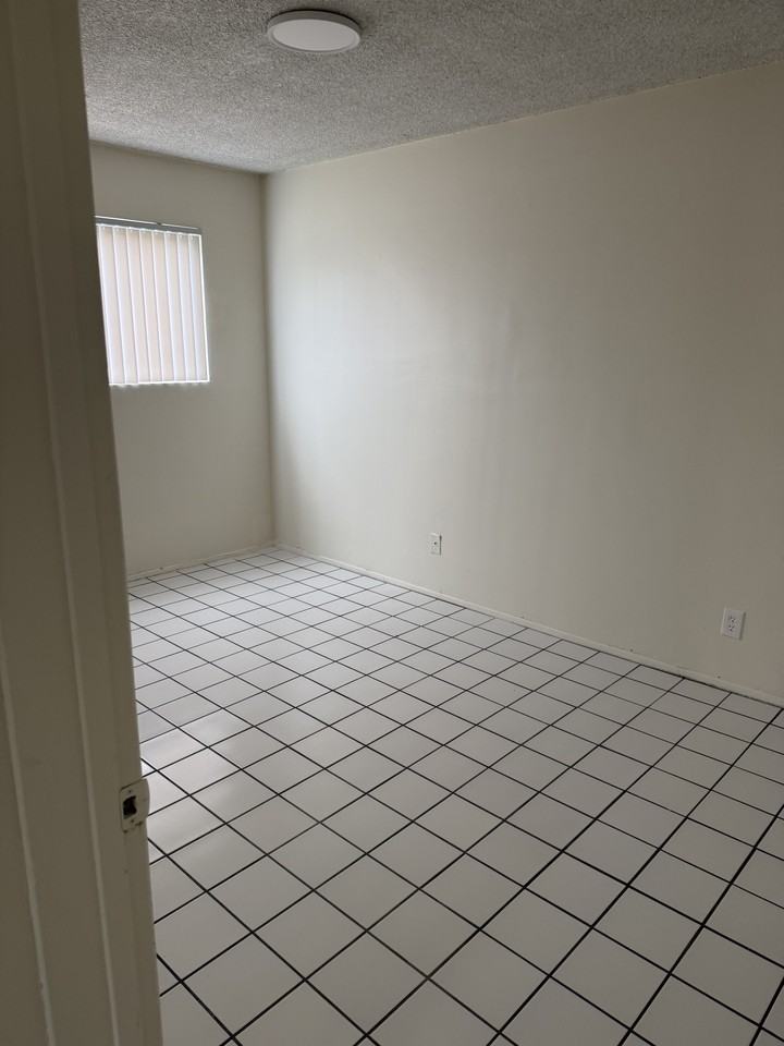 752 South G Street - Photo 3 of 10