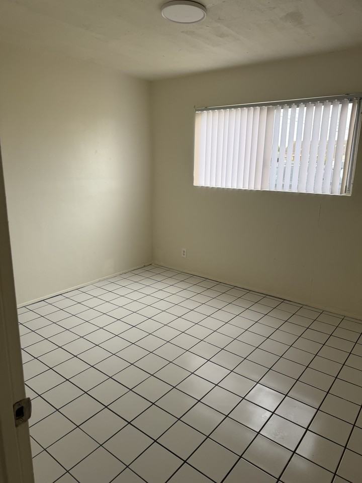 752 South G Street - Photo 4 of 10