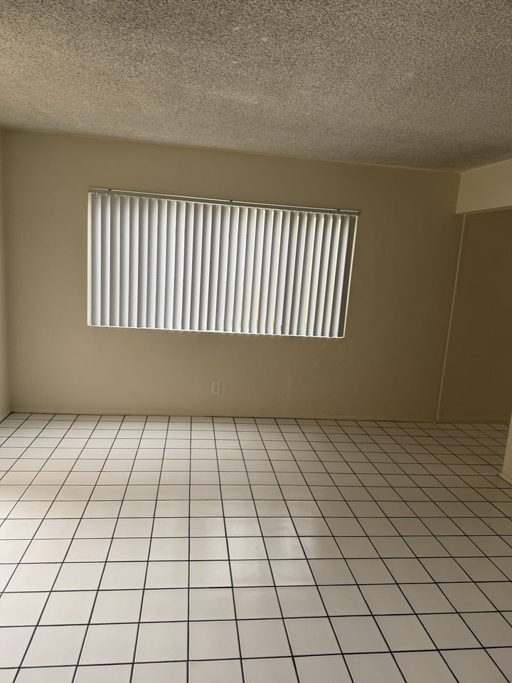 752 South G Street - Photo 5 of 10