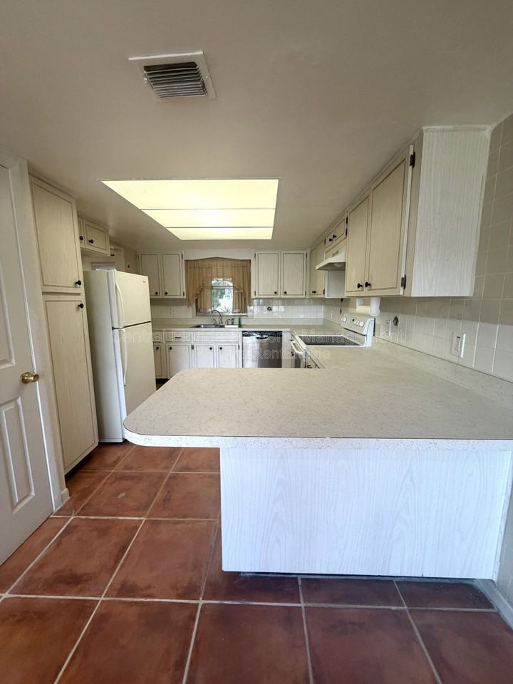 7010 Ironwood Dr - Photo 5 of 24