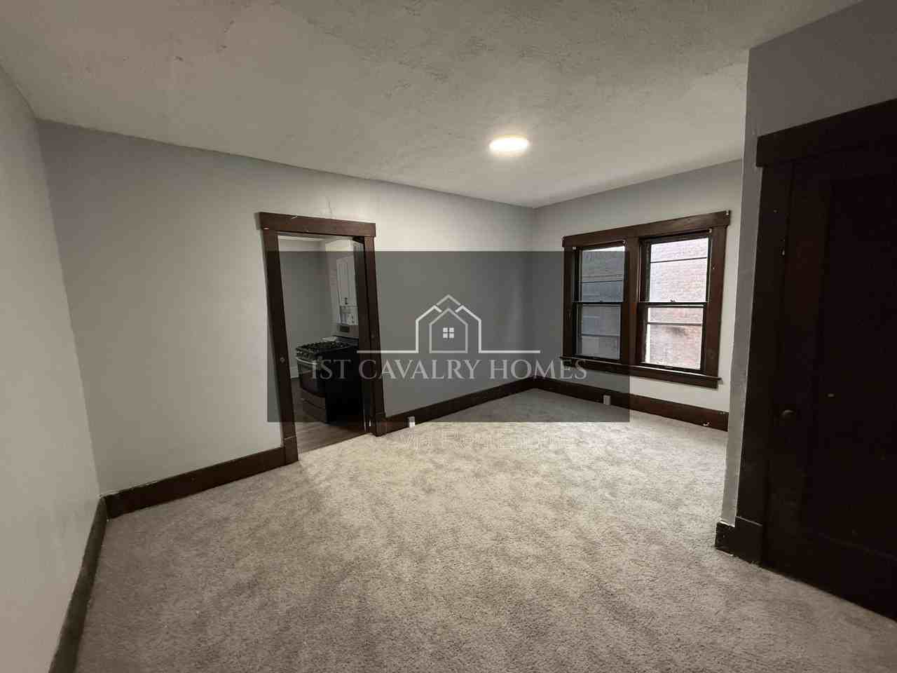 242 Park Ave Sw - Photo 4 of 11