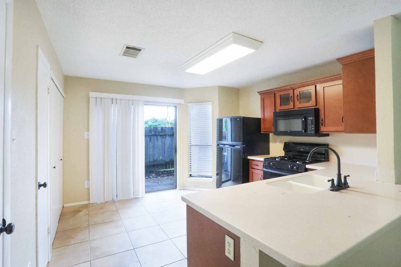 1411 Gracy Farms Ln #76 - Photo 2 of 20