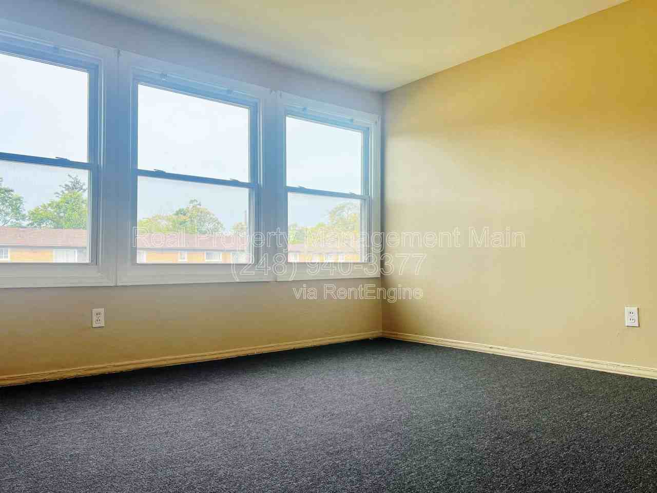 17322 Greenfield Rd - Photo 4 of 8