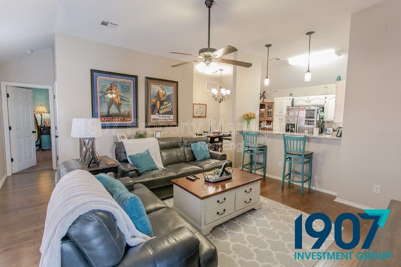 1412 Sw 23rd St - Photo 4 of 28