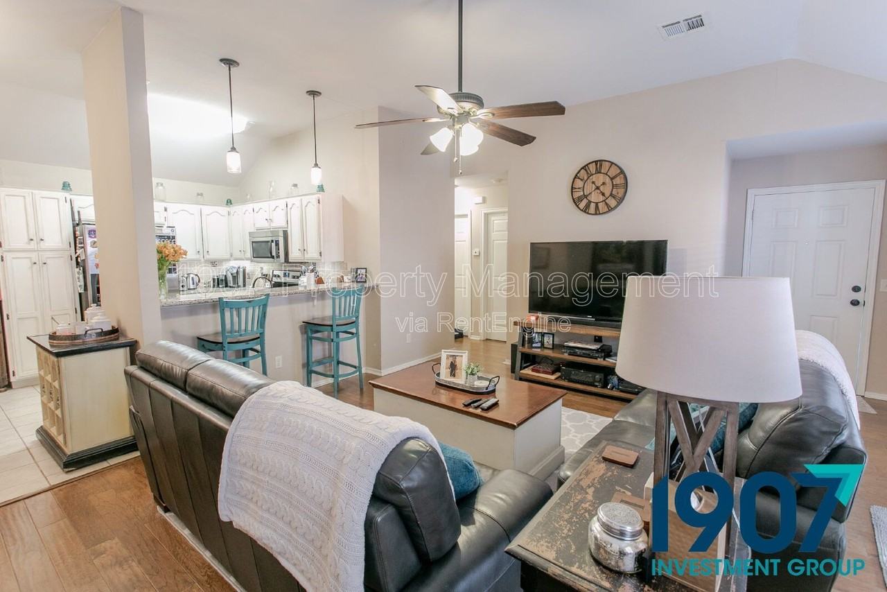 1412 Sw 23rd St - Photo 5 of 28