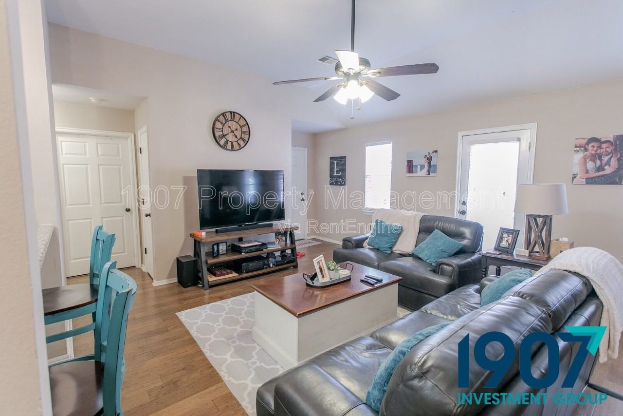 1412 Sw 23rd St - Photo 6 of 28